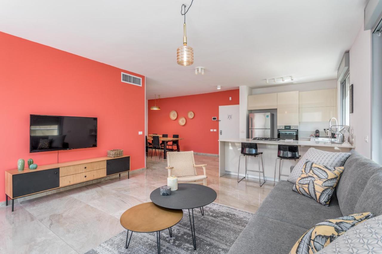 3 Bedrooms Apt Balcony & Parking Near Banana Beach テル・アビブ エクステリア 写真