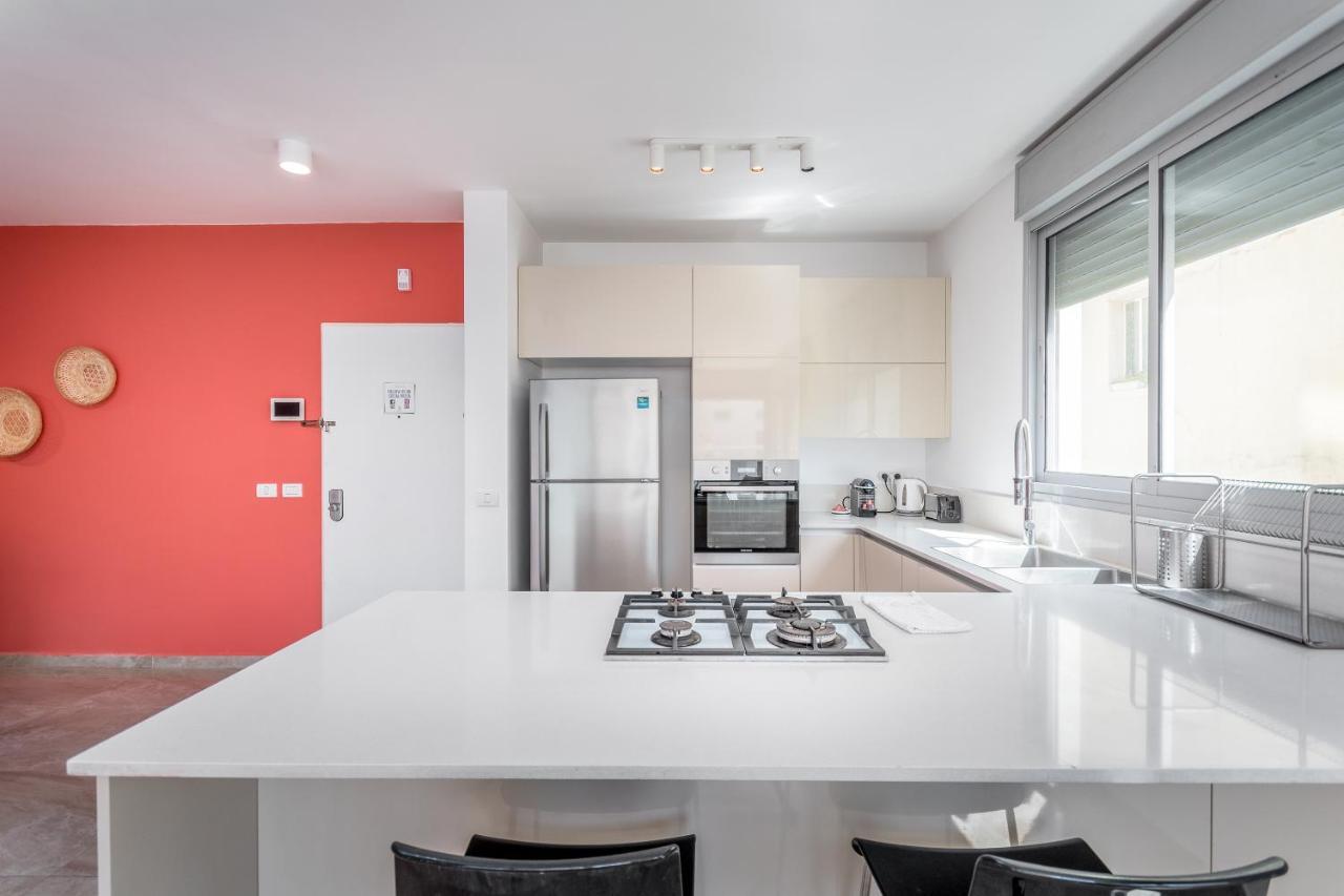 3 Bedrooms Apt Balcony & Parking Near Banana Beach テル・アビブ エクステリア 写真